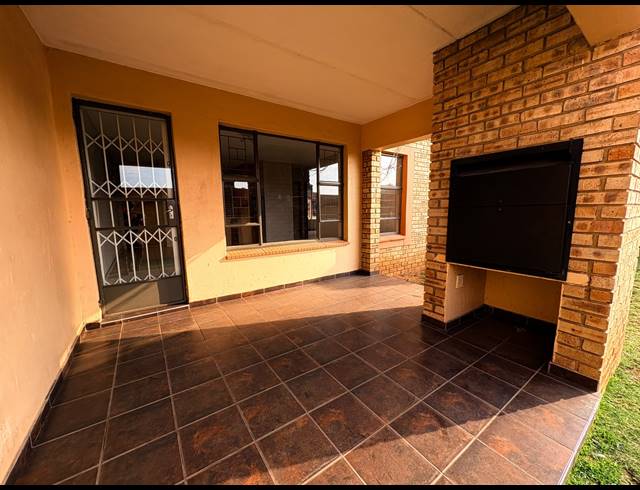 2 BEDROOM FLAT FOR SALE IN VAALPARK